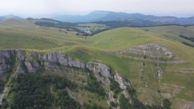 Bulgaristan 'ın Balkan Dağları' ndaki Kobilini Şatosu 'nun (Mare Duvarları) İnanılmaz Havacılık Yazı Manzarası