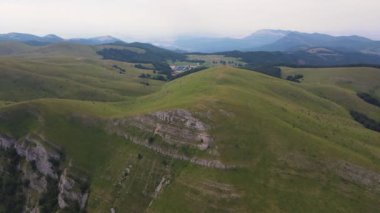 Bulgaristan 'ın Balkan Dağları' ndaki Kobilini Şatosu 'nun (Mare Duvarları) İnanılmaz Havacılık Yazı Manzarası