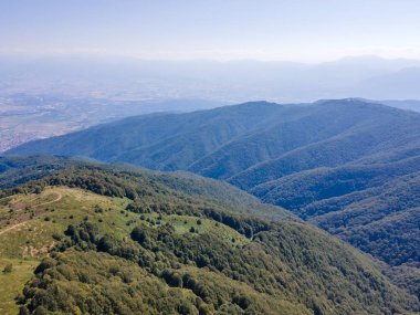 Bulgaristan 'ın Blagoevgrad bölgesindeki Kongur tepesi etrafındaki Belasitsa Dağı' nın havadan yaz manzarası