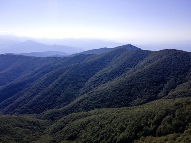 Bulgaristan 'ın Blagoevgrad bölgesindeki Kongur tepesi etrafındaki Belasitsa Dağı' nın havadan yaz manzarası