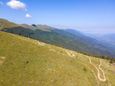 Bulgaristan 'ın Blagoevgrad bölgesindeki Kongur tepesi etrafındaki Belasitsa Dağı' nın havadan yaz manzarası