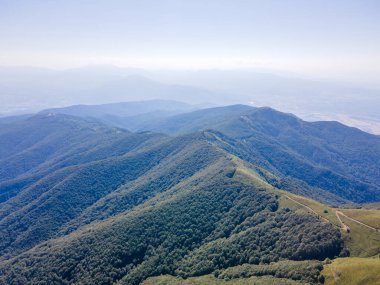 Bulgaristan 'ın Blagoevgrad bölgesindeki Kongur tepesi etrafındaki Belasitsa Dağı' nın havadan yaz manzarası