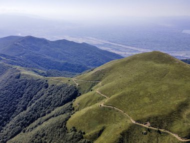 Bulgaristan 'ın Blagoevgrad bölgesindeki Kongur tepesi etrafındaki Belasitsa Dağı' nın havadan yaz manzarası