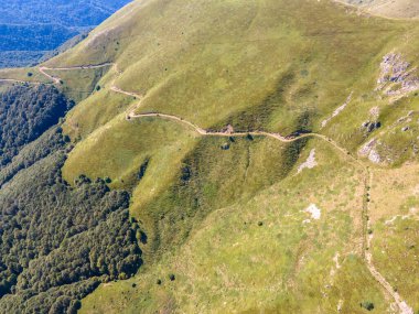 Bulgaristan 'ın Blagoevgrad bölgesindeki Kongur tepesi etrafındaki Belasitsa Dağı' nın havadan yaz manzarası