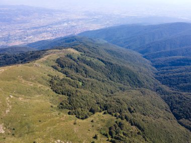 Bulgaristan 'ın Blagoevgrad bölgesindeki Kongur tepesi etrafındaki Belasitsa Dağı' nın havadan yaz manzarası