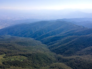 Bulgaristan 'ın Blagoevgrad bölgesindeki Kongur tepesi etrafındaki Belasitsa Dağı' nın havadan yaz manzarası