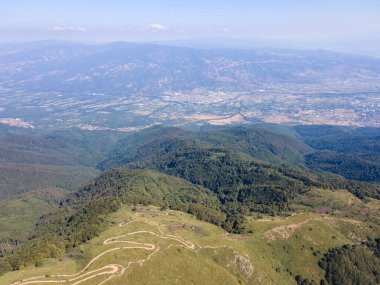 Bulgaristan 'ın Blagoevgrad bölgesindeki Kongur tepesi etrafındaki Belasitsa Dağı' nın havadan yaz manzarası