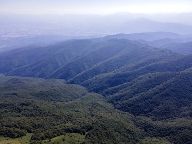 Bulgaristan 'ın Blagoevgrad bölgesindeki Kongur tepesi etrafındaki Belasitsa Dağı' nın havadan yaz manzarası