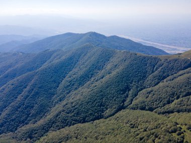 Bulgaristan 'ın Blagoevgrad bölgesindeki Kongur tepesi etrafındaki Belasitsa Dağı' nın havadan yaz manzarası
