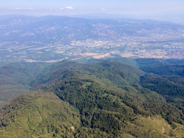 Bulgaristan 'ın Blagoevgrad bölgesindeki Kongur tepesi etrafındaki Belasitsa Dağı' nın havadan yaz manzarası