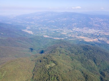 Bulgaristan 'ın Blagoevgrad bölgesindeki Kongur tepesi etrafındaki Belasitsa Dağı' nın havadan yaz manzarası
