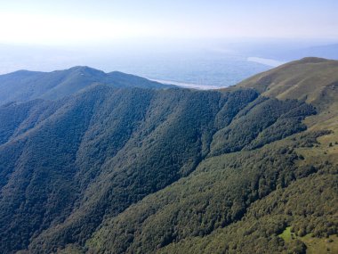 Bulgaristan 'ın Blagoevgrad bölgesindeki Kongur tepesi etrafındaki Belasitsa Dağı' nın havadan yaz manzarası