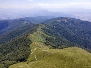 Bulgaristan 'ın Blagoevgrad bölgesindeki Kongur tepesi etrafındaki Belasitsa Dağı' nın havadan yaz manzarası