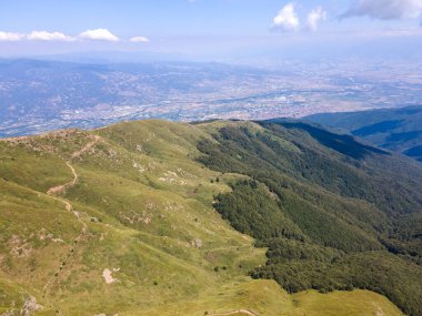 Bulgaristan 'ın Blagoevgrad bölgesindeki Kongur tepesi etrafındaki Belasitsa Dağı' nın havadan yaz manzarası