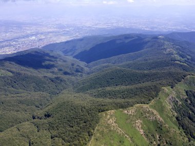 Bulgaristan 'ın Blagoevgrad bölgesindeki Kongur tepesi etrafındaki Belasitsa Dağı' nın havadan yaz manzarası