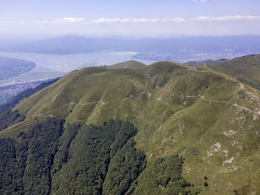 Bulgaristan 'ın Blagoevgrad bölgesindeki Kongur tepesi etrafındaki Belasitsa Dağı' nın havadan yaz manzarası