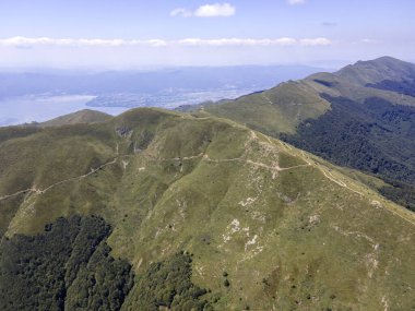 Bulgaristan 'ın Blagoevgrad bölgesindeki Kongur tepesi etrafındaki Belasitsa Dağı' nın havadan yaz manzarası