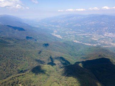 Bulgaristan 'ın Blagoevgrad bölgesindeki Kongur tepesi etrafındaki Belasitsa Dağı' nın havadan yaz manzarası