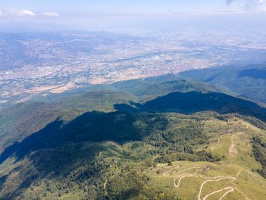 Bulgaristan 'ın Blagoevgrad bölgesindeki Kongur tepesi etrafındaki Belasitsa Dağı' nın havadan yaz manzarası