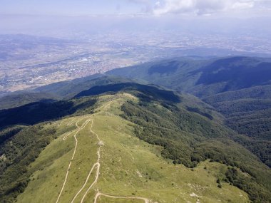 Bulgaristan 'ın Blagoevgrad bölgesindeki Kongur tepesi etrafındaki Belasitsa Dağı' nın havadan yaz manzarası