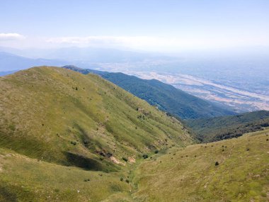 Bulgaristan 'ın Blagoevgrad bölgesindeki Kongur tepesi etrafındaki Belasitsa Dağı' nın havadan yaz manzarası
