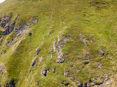 Bulgaristan 'ın Blagoevgrad bölgesindeki Kongur tepesi etrafındaki Belasitsa Dağı' nın havadan yaz manzarası