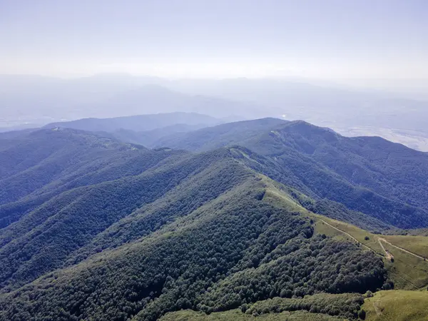 Bulgaristan 'ın Blagoevgrad bölgesindeki Kongur tepesi etrafındaki Belasitsa Dağı' nın havadan yaz manzarası