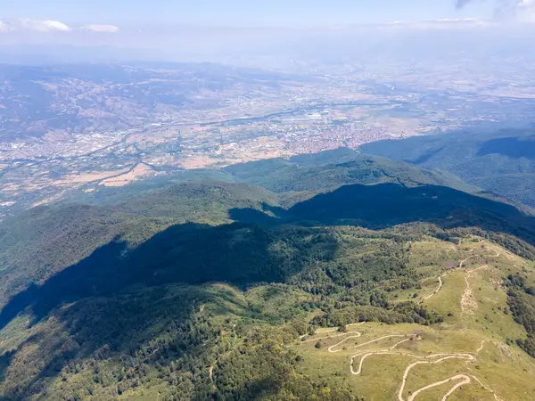 Bulgaristan 'ın Blagoevgrad bölgesindeki Kongur tepesi etrafındaki Belasitsa Dağı' nın havadan yaz manzarası