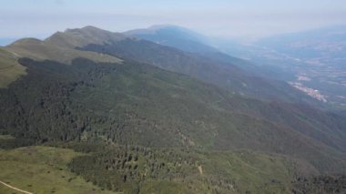 Bulgaristan 'ın Blagoevgrad bölgesindeki Kongur tepesi etrafındaki Belasitsa Dağı' nın havadan yaz manzarası