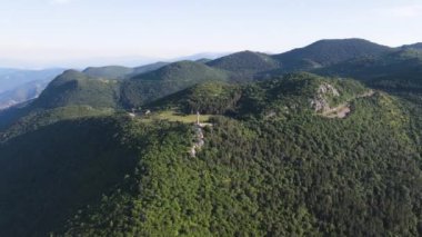 Bulgaristan 'ın Okolchitsa zirvesi yakınlarındaki Balkan Dağları' nın şaşırtıcı hava manzarası