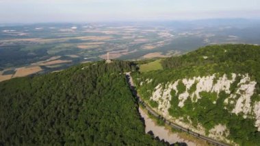 Bulgaristan 'ın Okolchitsa zirvesi yakınlarındaki Balkan Dağları' nın şaşırtıcı hava manzarası