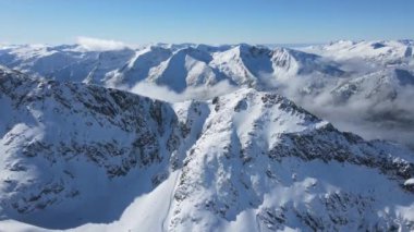 Bulgaristan 'ın Musala zirvesi yakınlarındaki Rila Dağı' nın şaşırtıcı hava kışı manzarası
