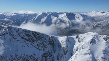 Bulgaristan 'ın Musala zirvesi yakınlarındaki Rila Dağı' nın şaşırtıcı hava kışı manzarası