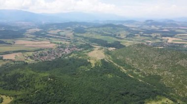 Turizm rotasının hava manzarası Balkan Dağları, Vratsa bölgesi, Bulgaristan 'daki Griffon akbabası