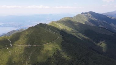 Bulgaristan 'ın Blagoevgrad bölgesindeki Kongur tepesi etrafındaki Belasitsa Dağı' nın havadan yaz manzarası