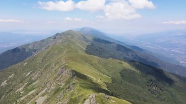 Bulgaristan 'ın Blagoevgrad bölgesindeki Kongur tepesi etrafındaki Belasitsa Dağı' nın havadan yaz manzarası