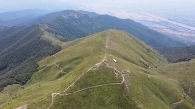 Bulgaristan 'ın Blagoevgrad bölgesindeki Kongur tepesi etrafındaki Belasitsa Dağı' nın havadan yaz manzarası