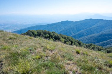 Bulgaristan 'ın Blagoevgrad bölgesinin Kongur tepesi çevresindeki Belasitsa Dağı yaz manzarası