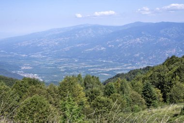 Bulgaristan 'ın Blagoevgrad bölgesinin Kongur tepesi çevresindeki Belasitsa Dağı yaz manzarası