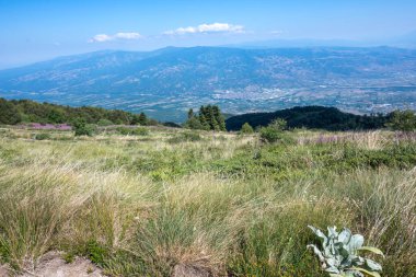 Bulgaristan 'ın Blagoevgrad bölgesinin Kongur tepesi çevresindeki Belasitsa Dağı yaz manzarası