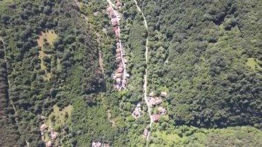 Bulgaristan 'ın Balkan Dağları' nın Bov köyü yakınlarındaki İskar boğazının şaşırtıcı hava manzarası