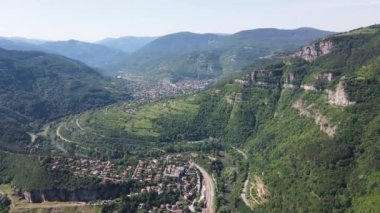 Bulgaristan 'ın Balkan Dağları' nın Bov köyü yakınlarındaki İskar boğazının şaşırtıcı hava manzarası
