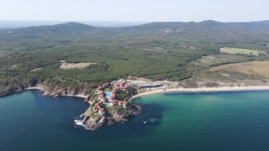 Bulgaristan 'ın Burgaz Bölgesi' nin Dyuni tatil beldesi yakınlarındaki The Driver Beach 'in hava manzarası 