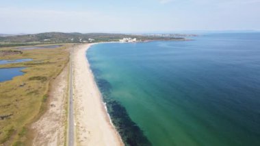 Bulgaristan 'ın Burgaz Bölgesi' nin Dyuni tatil beldesi yakınlarındaki The Driver Beach 'in hava manzarası 