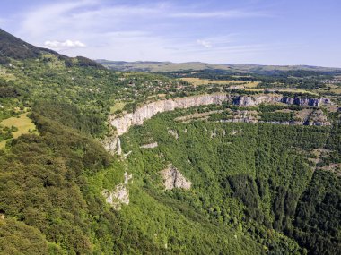 Bulgaristan 'ın Balkan Dağları' nın Bov köyü yakınlarındaki İskar boğazının şaşırtıcı hava manzarası