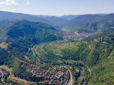 Bulgaristan 'ın Balkan Dağları' nın Bov köyü yakınlarındaki İskar boğazının şaşırtıcı hava manzarası