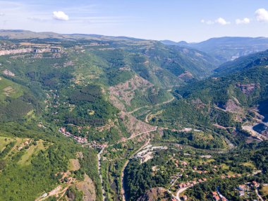 Bulgaristan 'ın Balkan Dağları' nın Bov köyü yakınlarındaki İskar boğazının şaşırtıcı hava manzarası