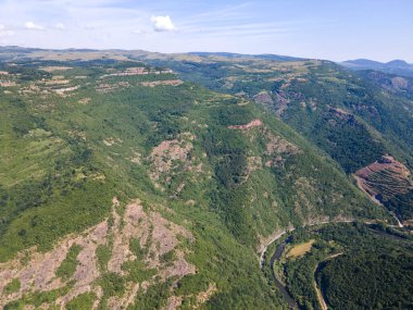 Bulgaristan 'ın Balkan Dağları' nın Bov köyü yakınlarındaki İskar boğazının şaşırtıcı hava manzarası