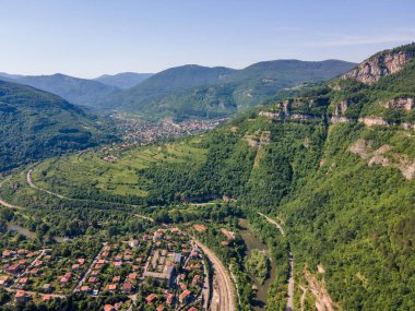 Bulgaristan 'ın Balkan Dağları' nın Bov köyü yakınlarındaki İskar boğazının şaşırtıcı hava manzarası