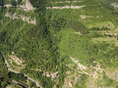 Bulgaristan 'ın Balkan Dağları' nın Bov köyü yakınlarındaki İskar boğazının şaşırtıcı hava manzarası